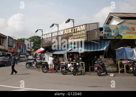 Moto parcheggiata al di fuori di negozi locali a Penang Malaysia Foto Stock