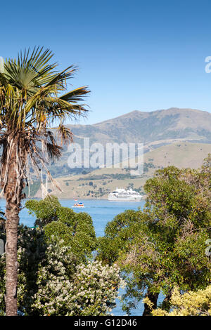 Porto di Akaroa con la nave di crociera Le Soleal in background, Nuova Zelanda Foto Stock