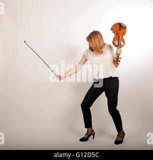 La danza classica musica, giovane donna tenendo un violino e un archetto e ballo Foto Stock