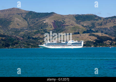 Il Golden Princess nave da crociera nel porto di Akaroa, Nuova Zelanda Foto Stock