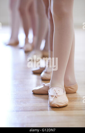 In prossimità dei piedi in bambini danza Balletto di classe Foto Stock