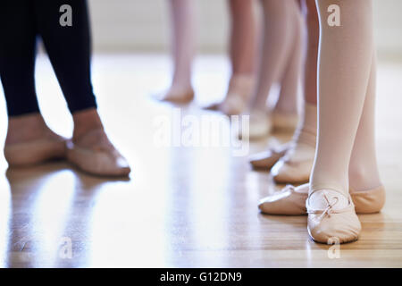 Close Up di insegnanti e bambini i piedi di balletto in classe di ballo Foto Stock