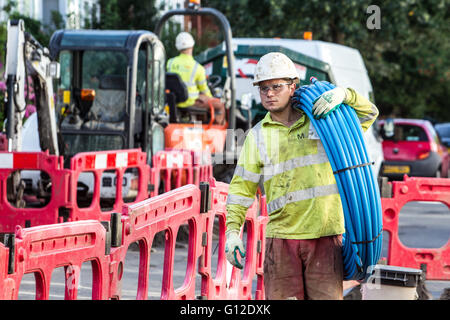 Acque reflue Engineer la posa di tubazioni in London Street Foto Stock