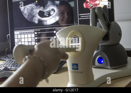 Radiografia gli studenti utilizzando ultrasuoni e raggi x Foto Stock