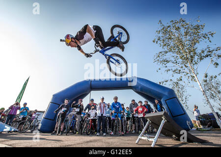 Danny MacAskill eseguono acrobazie su BMX Foto Stock