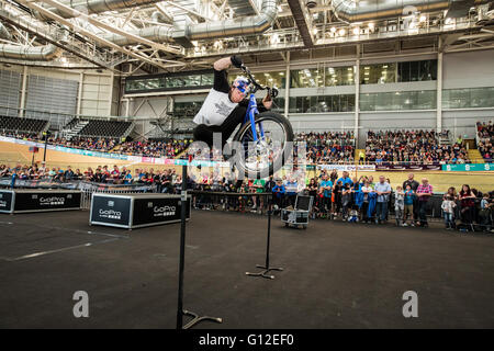 Danny MacAskill eseguono acrobazie su BMX Foto Stock