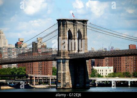 New York City: Ponte di Brooklyn west tower con il suo stile neo-gotico con archi abbraccia l'East River Foto Stock