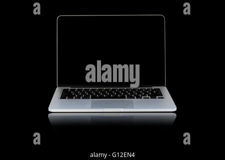Computer e Internet concetto: laptop moderno o argento notebook aziendali isolati su sfondo nero. Foto Stock