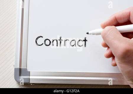 Mano umana contratto di scrittura su whiteboard Foto Stock