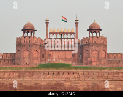 Indian bandiera nazionale vola su Red Fort, New Delhi, India Foto Stock