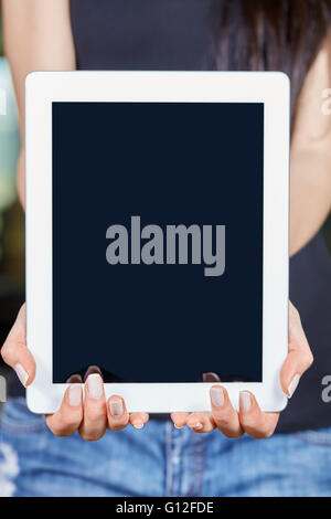Giovane donna caucasica holding tablet Foto Stock