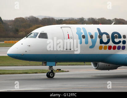 Flybe Embraer E175 corpo stretto passeggeri regionale piano (G-FBJJ) rullaggio sull'Aeroporto Internazionale di Manchester asfalto. Foto Stock