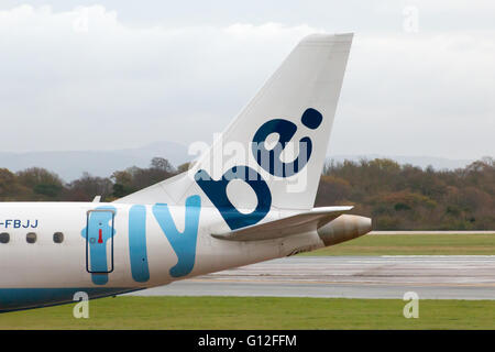 Flybe Embraer E175 corpo stretto passeggeri regionale piano livrea di coda. Foto Stock