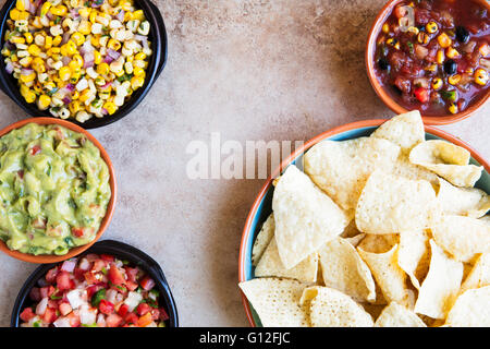 Tortilla chips servito con il guacamole, salsa e Pico de Gallo con copia spazio, vista dall'alto. Foto Stock