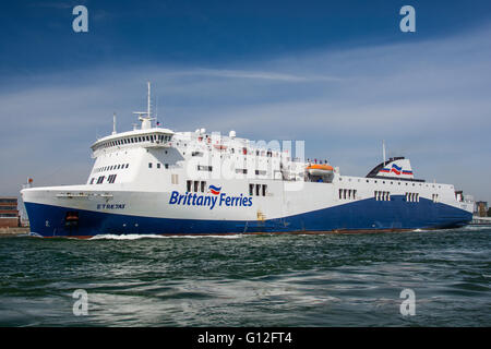 MV Etretat uscire Portsmouth, Regno Unito. Foto Stock