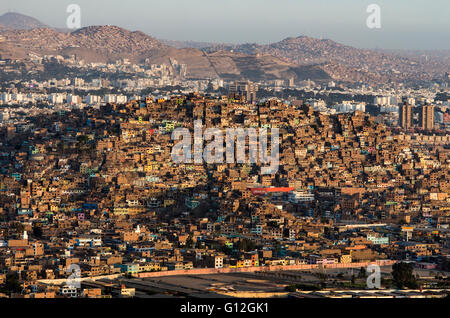 Vista aerea di El Agustino distretto nella città di Lima. Il Perù. Foto Stock
