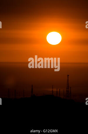 Tramonto sull'oceano pacifico, della città di Lima, Perù. Foto Stock
