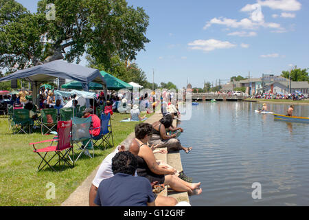 Folle si radunarono lungo il Bayou San Giovanni per il New Orleans Festival Zulu, nel giorno della mamma 2016. Foto Stock