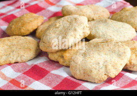 Freschi panini fatti in casa sul tavolo Foto Stock