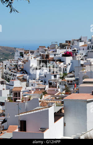 Vista sui tetti della città guardando a sud verso il mare Mediterraneo, Torrox, provincia di Malaga, Andalusia, Spagna, Europa occidentale. Foto Stock