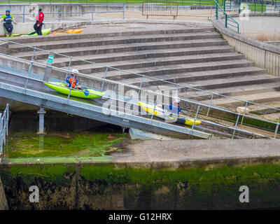 Tees Barrage Internazionale bianco acqua Lazyboy centro sistema di trasporto a nastro per sollevare i kayaks fino alla data di inizio del corso Foto Stock