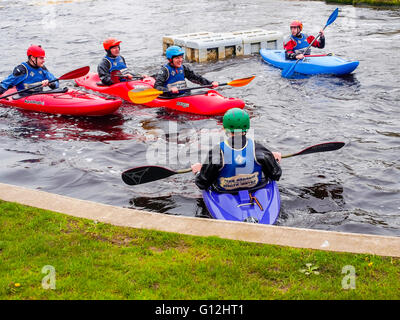 Il gruppo di cinque kayakers on Tees Barrage Internazionale bianco acqua corso centrale Foto Stock