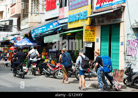 Il Sud Est Asiatico, Vietnam, Ho Chi Mihn City (Saigon), backpackers su una strada di città Foto Stock