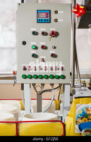 Pannello con i pulsanti e gli interruttori. Foto Stock
