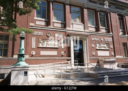 Bassorilievi sculture su Robinson Hall presso la Harvard University di Cambridge, Massachusetts, STATI UNITI D'AMERICA Foto Stock