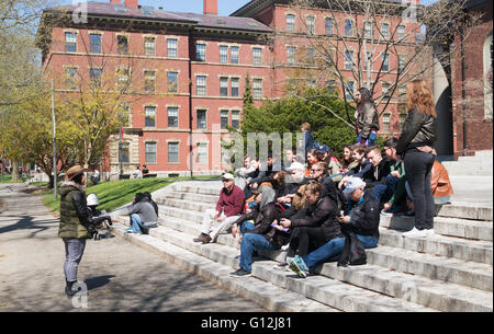 Un gruppo di visitatori con una guida turistica sui gradini della chiesa commemorativa presso la Harvard University di Cambridge, Massachusetts, STATI UNITI D'AMERICA Foto Stock