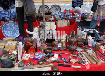 Mercato delle pulci sulla Kochi-Nichiyoichi (Otesuji-street), display mercantile e curiosità vintage in vendita Foto Stock