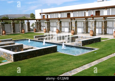 HERAKLION, Creta, Grecia - 13 Maggio 2014: il cielo blu, edificio moderno di villa con terrazze e piscina e fontane. Foto Stock