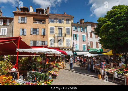Gap, Hautes-Alpes. Estate mercato locale su Place aux Herbes con fiori colorati e facciate di edifici. Le Alpi Francesi, Francia Foto Stock