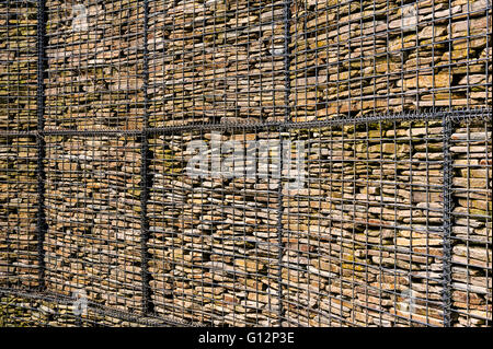 Gabbie di filo metallico riempito di pietra. Gabions utilizzato per formare pareti di ritegno. Foto Stock