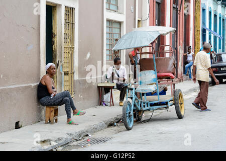 Una tipica scena di strada nel centro di Avana, Havana, Cuba Foto Stock