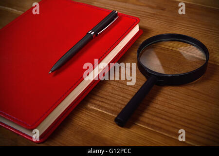 Gli accessori business sul desktop: notebook, penna e alla lente di ingrandimento Foto Stock