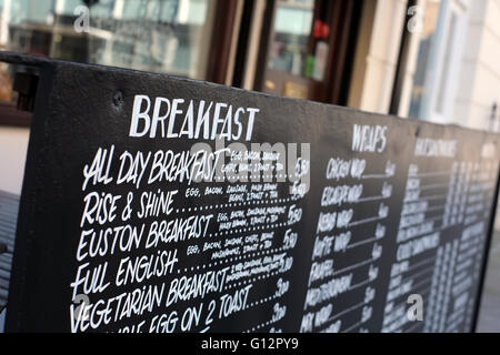 Chalk pensione con prima colazione menu ( Cafe vicino la stazione di Euston, London, England, Regno Unito, Europa) Foto Stock