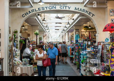 Turisti e visitatori di sfogliare il Charleston storica città mercato di Charleston, Carolina del Sud. Foto Stock