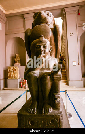 Statua del giovane Ramses II e il dio Horus da Tanis, Museo Egizio del Cairo, Egitto Foto Stock