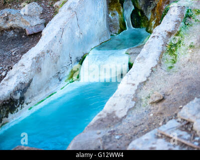 Naturale minerale sotterraneo del fiume e vasche da bagno pubblico della cascata con pura acqua blu di Mashuk montagna in Pyatigorsk, settentrionale Foto Stock