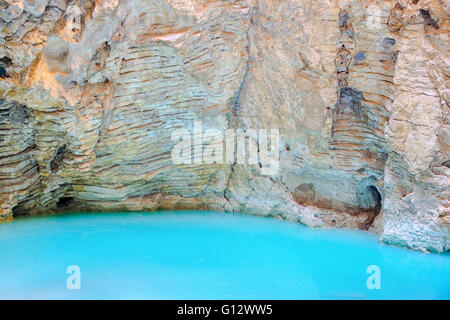 Bellissimo panorama naturale carsica sotterranea lago minerale Proval con pura acqua blu di Mashuk montagna in Pyatigorsk, Caucaso settentrionale Foto Stock