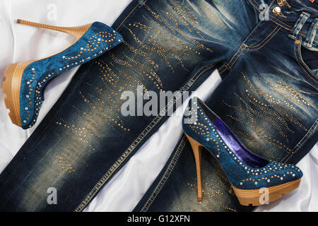 Glamour moda femminile, scarpe in strass, giacente sul jeans, vista da sopra Foto Stock