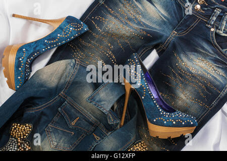 Glamour moda femminile, scarpe in strass, giacente su jeans e camicia denim, vista da sopra Foto Stock