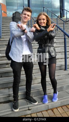 X Factor auditions 2016 all'Hampden Park, Glasgow offre: Scott Ahern, 18, Celine Robertson, 19 da Glasgow dove: Glasgow, Regno Unito quando: 07 Apr 2016 Foto Stock