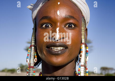 Un uomo Wodaabe-Bororo con la sua faccia dipinta per il Gerewol annuale. Diffa. Il Sahel. Niger Foto Stock