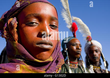 Un uomo Wodaabe-Bororo con la sua faccia dipinta per il Gerewol annuale. Diffa. Il Sahel. Niger Foto Stock