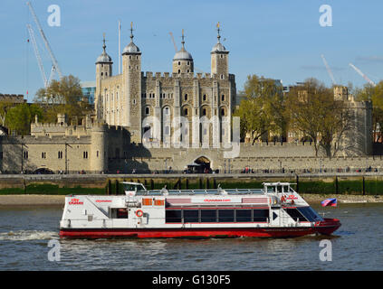 Uno dei City Cruises London sightseeing barche sul fiume Tamigi passando dalla Torre di Londra Foto Stock