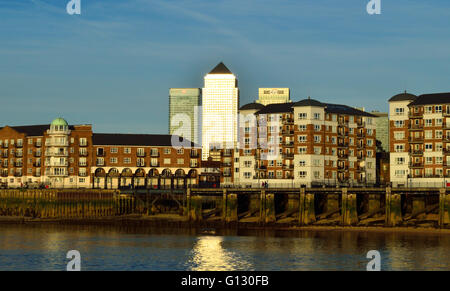 One Canada Square a Canary Wharf splendente nelle prime ore della sera la luce solare Foto Stock