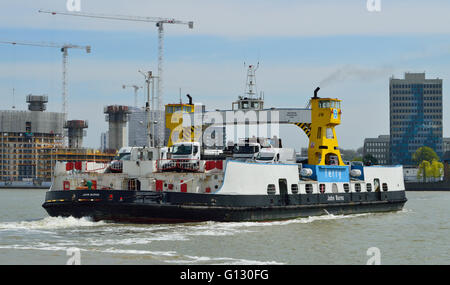 John Burns, uno dei tre Woolwich Ferry, rendendo il suo modo attraverso il fiume Tamigi con un altro pieno carico dei veicoli. Foto Stock