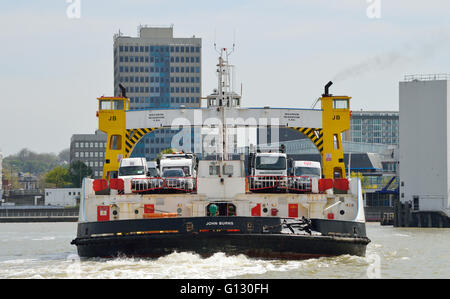 John Burns, uno dei tre Woolwich Ferry, rendendo il suo modo attraverso il fiume Tamigi con un altro pieno carico dei veicoli. Foto Stock